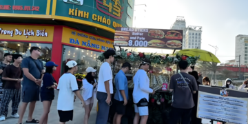 tiem banh mi via he hut khach tay xep hang cho mua o da nang bi xu ly 2604.png