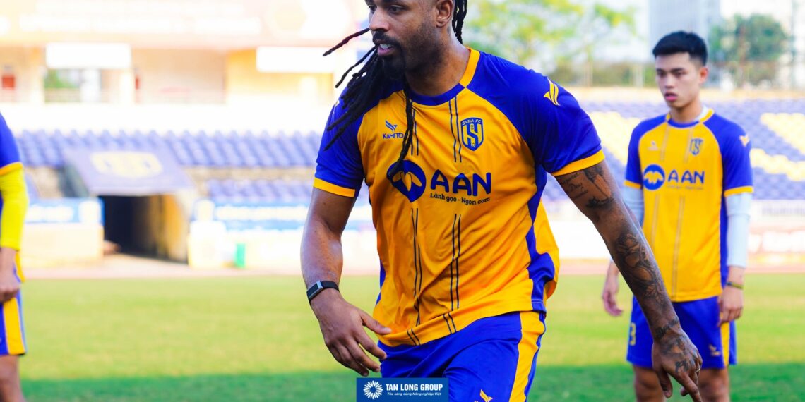 SLNA trình làng ngoại binh mới cho giai đoạn lượt về V.League 2025/26 tien dao carlos manuel trong buoi tap dau tien cung cac dong doi moi 0403205656.jpg