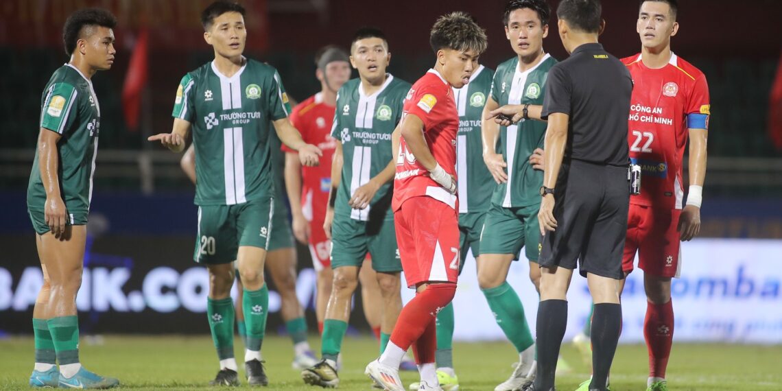 Tiến Linh nhường pen giúp đàn em Khoa Ngo tiếp tục tỏa sáng tien linh nhuong pen giup dan em khoa ngo tiep tuc toa sang.jpg