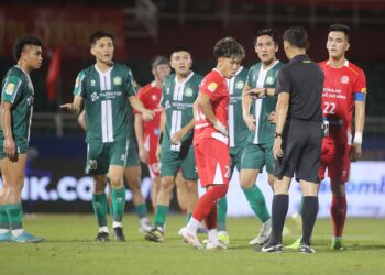 tien linh nhuong pen giup dan em khoa ngo tiep tuc toa sang.jpg