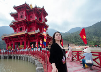 toa thap do ruc lung linh ve dem cach ha noi 140km gay sot mang xa hoi 2338.jpg