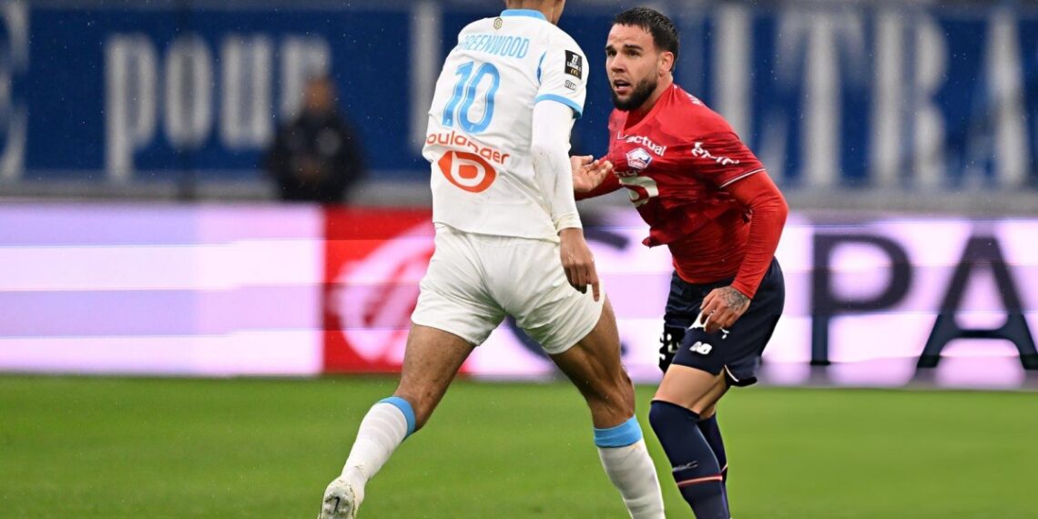 Greenwood xô xát với hậu vệ Indonesia