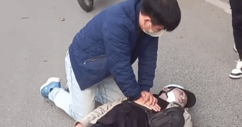 Trên đường đi làm, nam bác sĩ ép tim cứu người gặp nạn tren duong di cong tac nam bac si ep tim cuu nguoi gap nan 1217.gif
