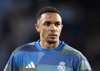 Alexander-Arnold bị loại khỏi đội hình Real Madrid vì đi muộn Alexander-Arnold bị loại khỏi đội hình Real Madrid vì đi muộn