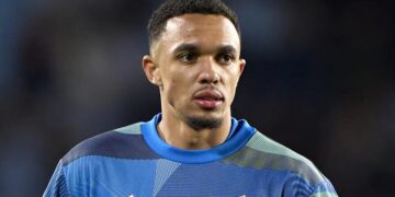 Alexander-Arnold bị loại khỏi đội hình Real Madrid vì đi muộn