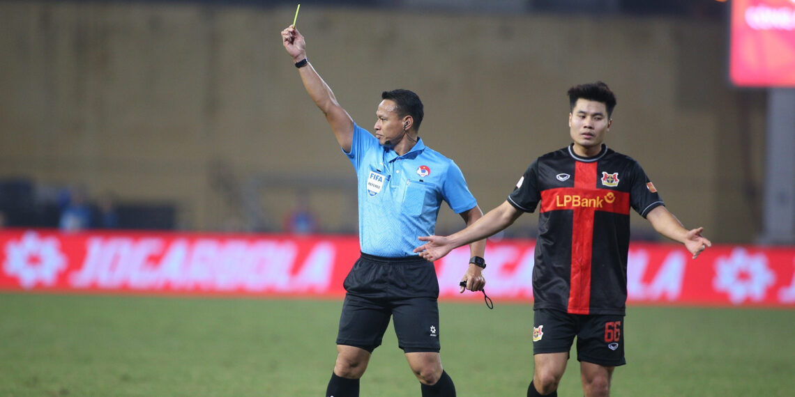 trong tai malaysia bat tran dai chien ha noi fc vs cahn 1372.jpg