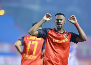 truc tiep bong da ninh binh 1 0 da nang van lam lien tiep cuu thua 1853.jpg