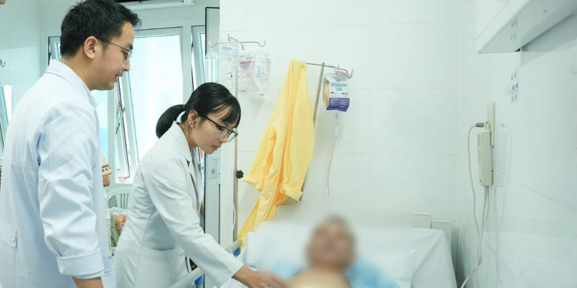 tu uong thuoc dau bung nguoi dan ong bi thung da day ngung tim tren ban mo 1288.webp.jpeg