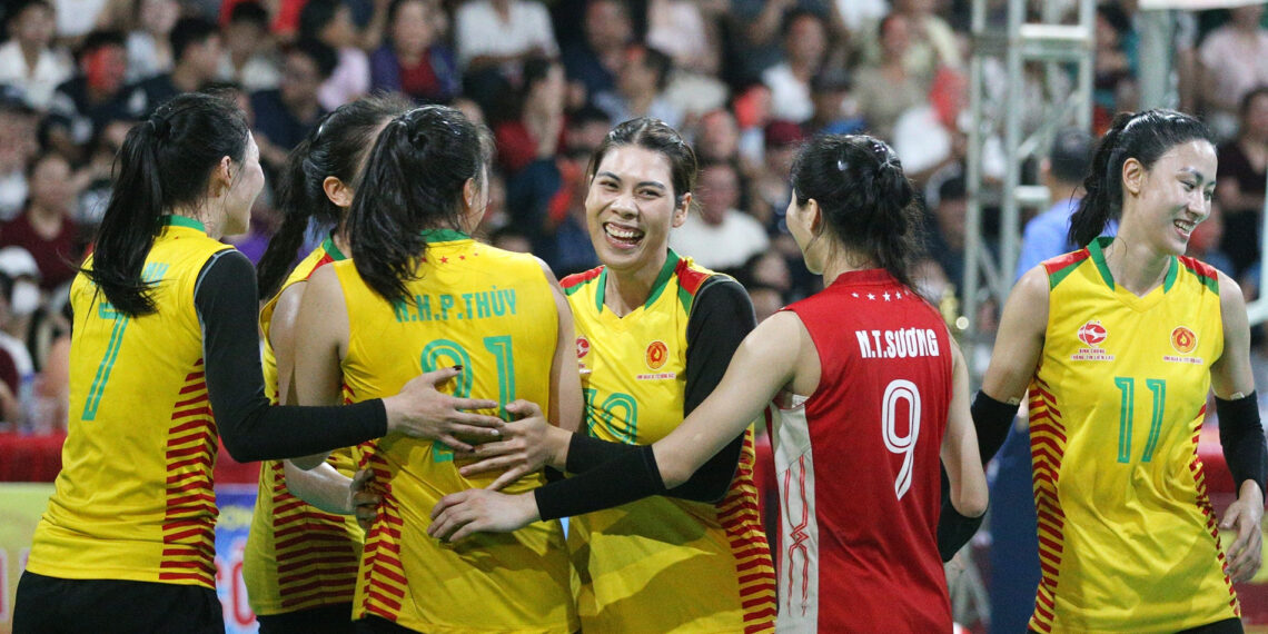 Tuyển thủ bóng chuyền 'càn quét' tiền thưởng tỉ đồng giải hội làng tuyen thu bong chuyen can quet tien thuong ti dong giai hoi lang 192.jpg