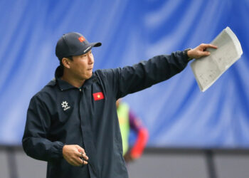 tuyen viet nam dau malaysia u23 khien hlv kim sang sik vo ke hoach 1958.jpg