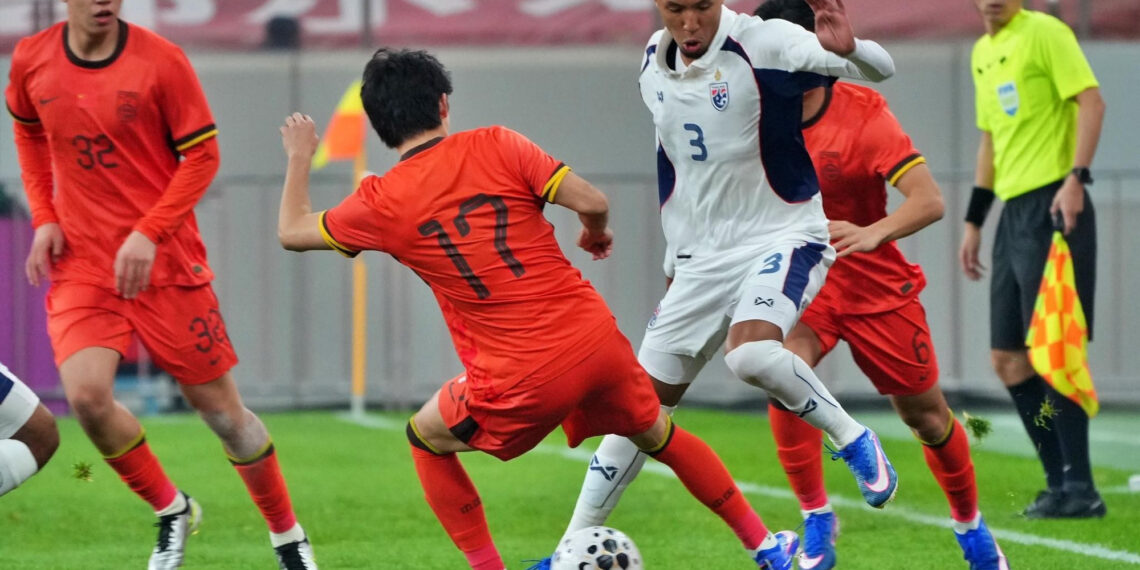 U23 Thái Lan và U23 Trung Quốc gây áp lực lên U23 Việt Nam U23 Thái Lan và U23 Trung Quốc gây áp lực lên U23 Việt Nam