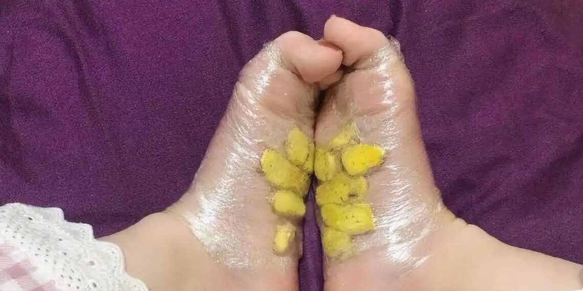 vi sao nhieu nguoi dap gung len gan ban chan truoc khi ngu 2409.jpg