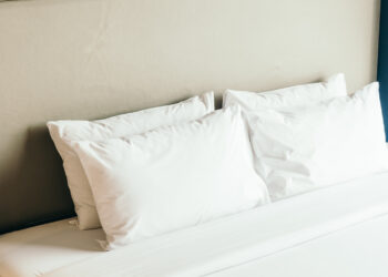 vi sao tren giuong khach san thuong dat 4 chiec goi 23.jpg