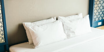 vi sao tren giuong khach san thuong dat 4 chiec goi 23.jpg