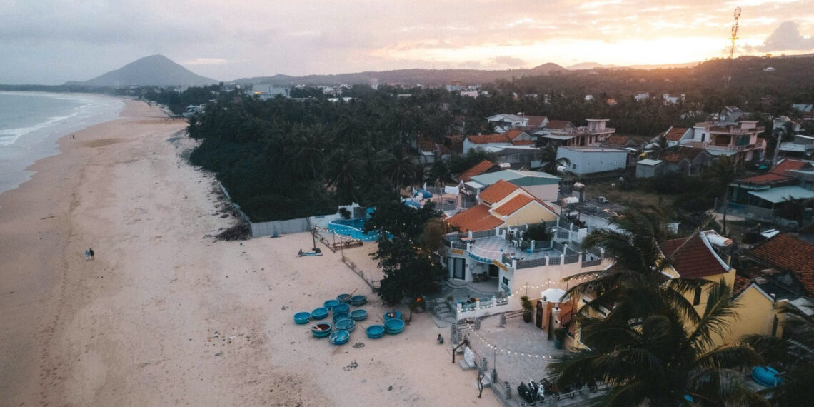 Vợ chồng Việt kiều Mỹ mê làng chài ở Đắk Lắk, xây liền 3 căn homestay chữa lành