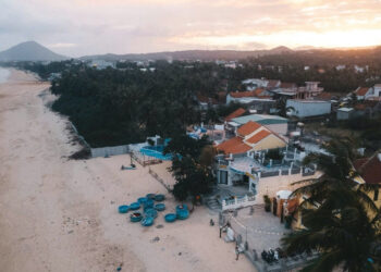 Vợ chồng Việt kiều Mỹ mê làng chài ở Đắk Lắk, xây liền 3 căn homestay chữa lành