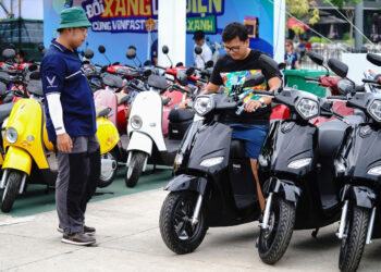 Thủ tướng yêu cầu thúc đẩy chuyển đổi xe điện, giảm phụ thuộc vào xăng dầu