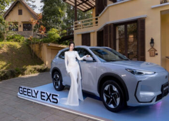 "Cứu tinh" mùa xăng tăng giá: Geely EX5 sạc “thần tốc”, đi cả trăm km xehay ex 5 ev 130326 1.jpg