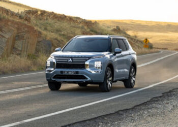 SUV được nâng cấp hàng loạt tiện nghi và pin xehay outlander phev 120326 8.jpg