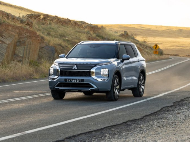 SUV được nâng cấp hàng loạt tiện nghi và pin xehay outlander phev 120326 8.jpg