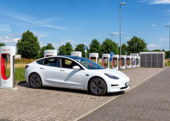 Giá xăng tăng khiến lượng tìm kiếm xe điện tăng 20% trong 1 tuần