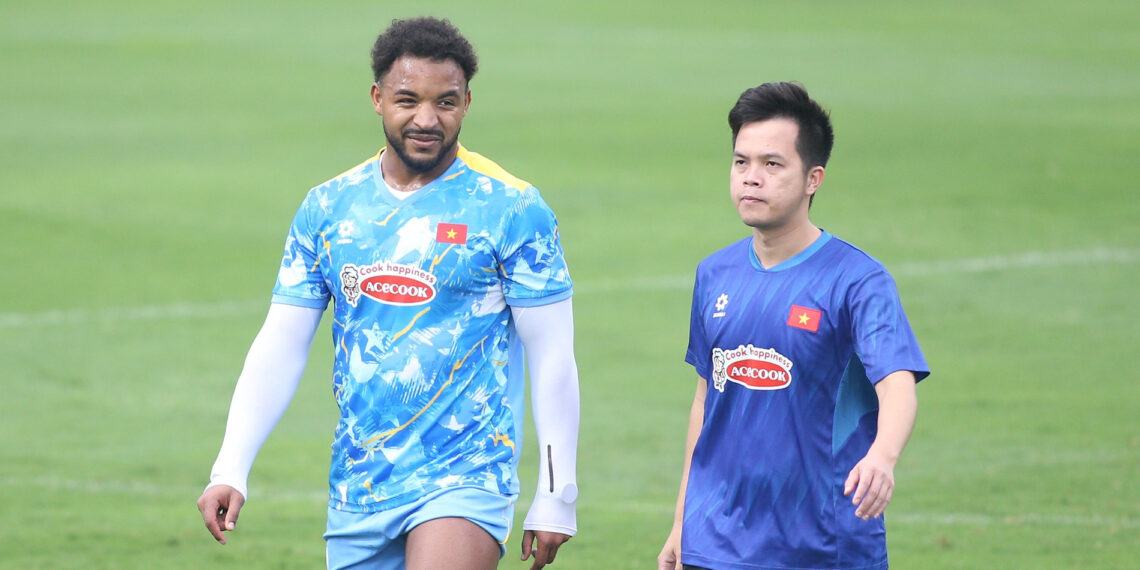 Xuân Son bỏ dở buổi tập ở tuyển Việt Nam, HLV Kim Sang Sik tái mặt