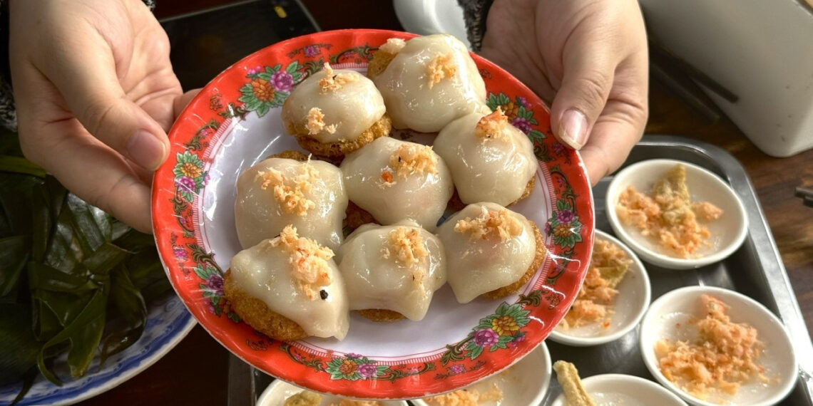 4 mon banh dac san ten la gia sieu re khach an chuc chiec chua chan o hue 2704.jpg