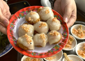 4 món bánh đặc sản tên lạ, giá siêu rẻ, khách ăn chục chiếc chưa chán ở Huế 4 mon banh dac san ten la gia sieu re khach an chuc chiec chua chan o hue 2704.jpg