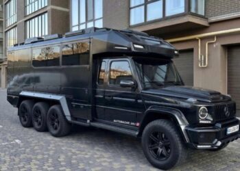 8701777360348 thuc hu chiec mercedes amg g63 8 banh anhdaidien.jpg