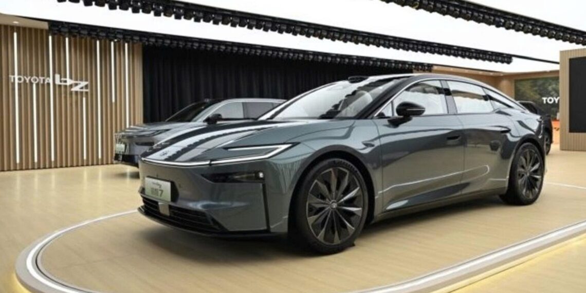 Toyota bZ7 chốt hơn 3.100 đơn đặt hàng sau một giờ ra mắt: Sedan điện sở hữu công nghệ Huawei, đi được 710 km/sạc 9651775013202 toyota bz7 chot hon 3100 don dat hang anhdaidien.jpg