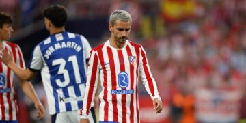 antoine griezmann va noi khac khoai mau do trang.jpg