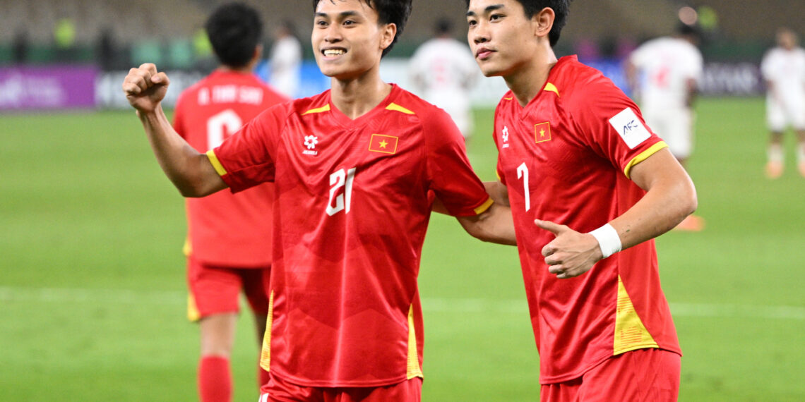 HLV Kim Sang-sik dự tính gọi Đình Bắc, Văn Khang đá ASIAD 20 ban gai tien ve u23 viet nam gay sot tiktoker gen z so huu 37 trieu follow.jpg