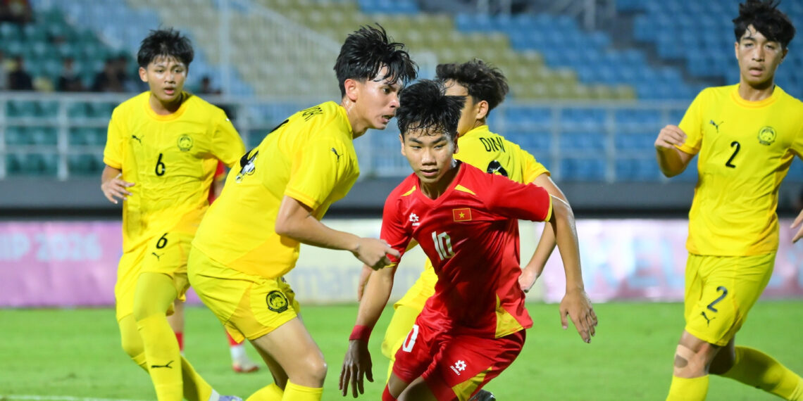 bao malaysia u17 viet nam qua sac ben qua nguy hiem 574.jpg