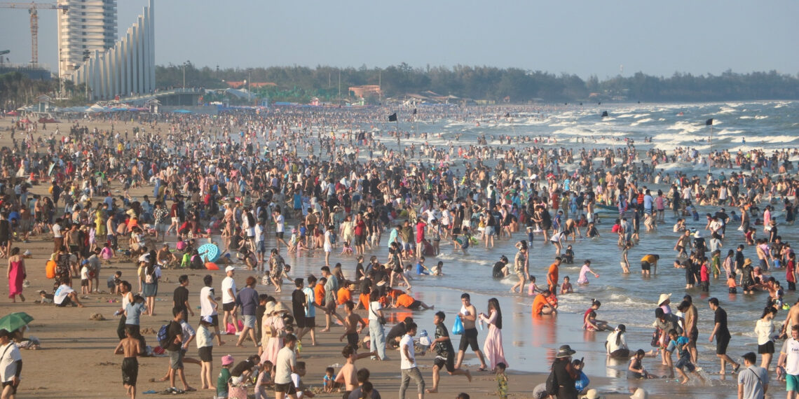 bien vung tau dong nghet ngay gio to du khach chen chan tam mat tu som 1566.jpg