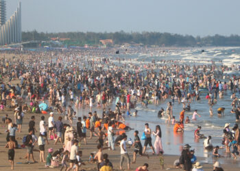 bien vung tau dong nghet ngay gio to du khach chen chan tam mat tu som 1566.jpg