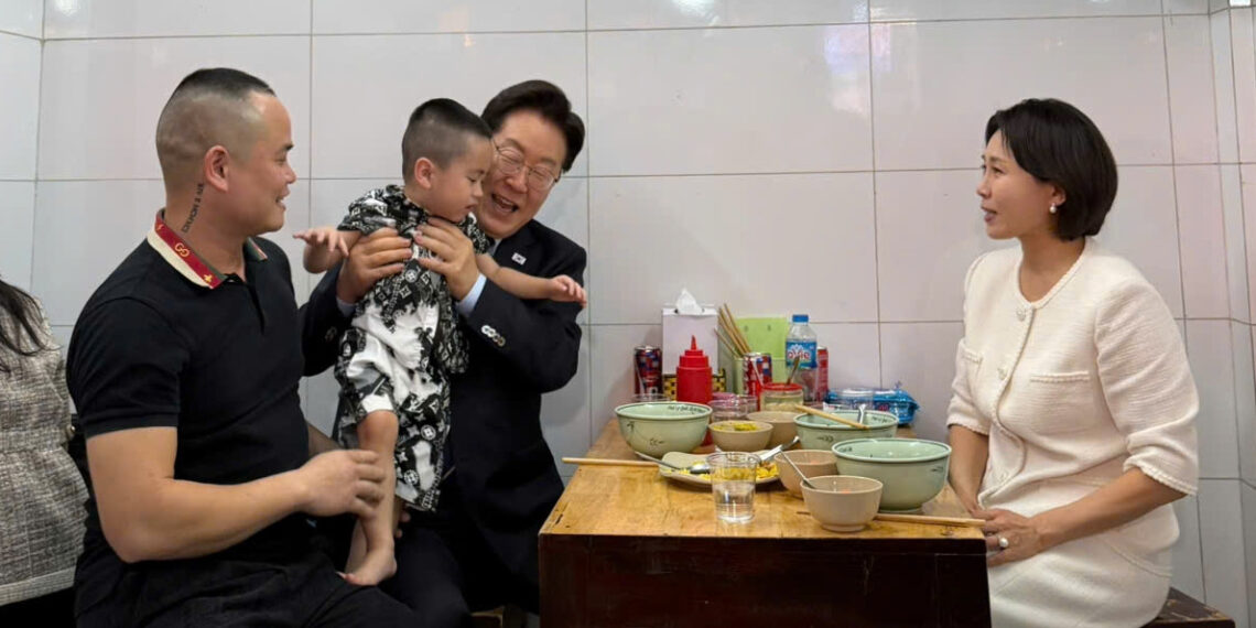 chu quan pho ha noi ke 25 phut hoi hop don tong thong han quoc va phu nhan 2020.jpg