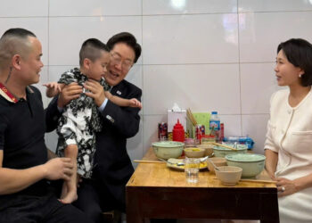 chu quan pho ha noi ke 25 phut hoi hop don tong thong han quoc va phu nhan 2020.jpg