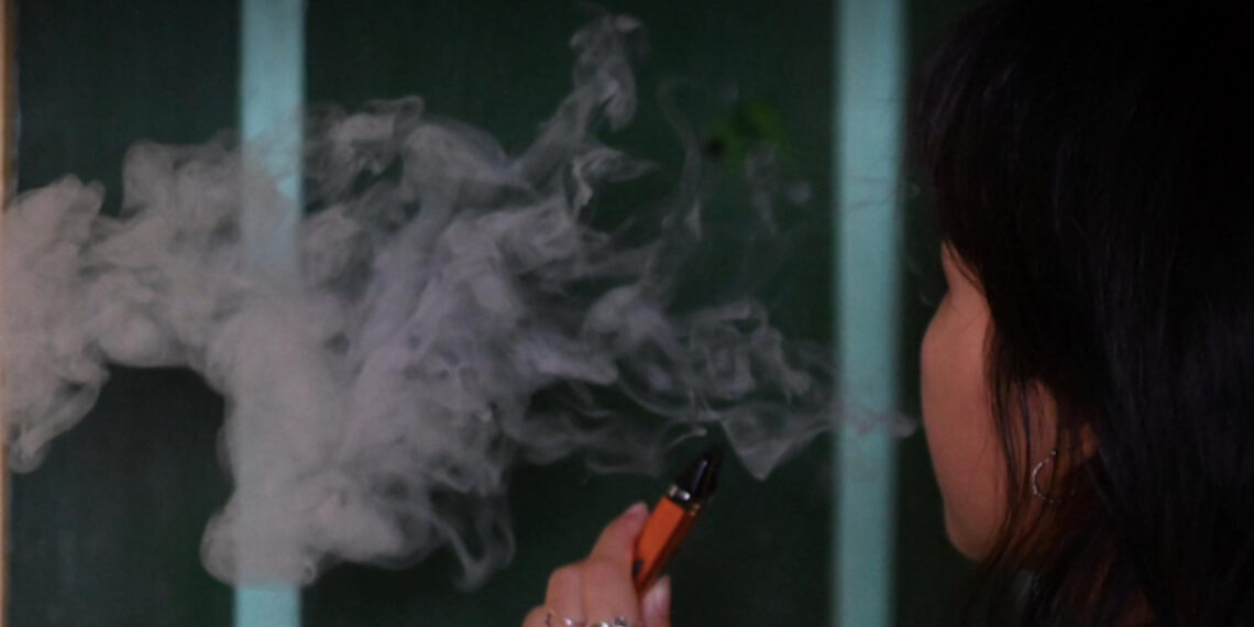 Chứa chấp người hút thuốc lá điện tử bị phạt đến 10 triệu đồng chua chap nguoi hut thuoc la dien tu bi phat den 10 trieu dong 1713.jpeg