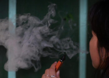 chua chap nguoi hut thuoc la dien tu bi phat den 10 trieu dong 1713.jpeg