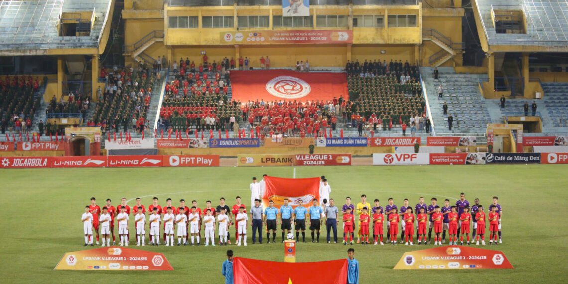 Đội bóng Thái Lan và Campuchia đối đầu nhau trên sân Hàng Đẫy doi bong thai lan va campuchia dai chien tren san hang day.jpg