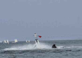 du khach ken kin bai bien da nang xem man nhao lon tren khong 2328.gif