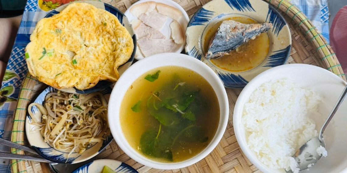 Du khách ngỡ ngàng với mâm cơm 7 món giá 45 ngàn ở Huế, có món đặc sản lạ ngon du khach ngo ngang voi mam com 7 mon gia 45 nghin o hue co mon dac san la ngon 1965.jpg