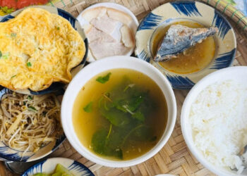 Du khách ngỡ ngàng với mâm cơm 7 món giá 45 ngàn ở Huế, có món đặc sản lạ ngon du khach ngo ngang voi mam com 7 mon gia 45 nghin o hue co mon dac san la ngon 1965.jpg