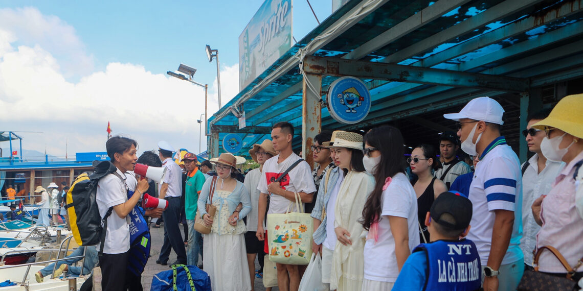 du khach un un do ve vinh nha trang ha long cung dong nghet ngay dau nghi le 1024.jpg