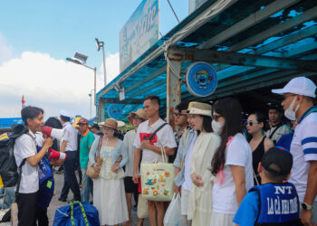 du khach un un do ve vinh nha trang ha long cung dong nghet ngay dau nghi le 1024.jpg