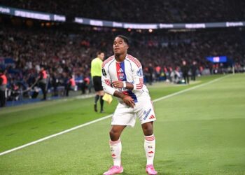 endrick phu nhan co bat dong voi hlv cua lyon.jpg