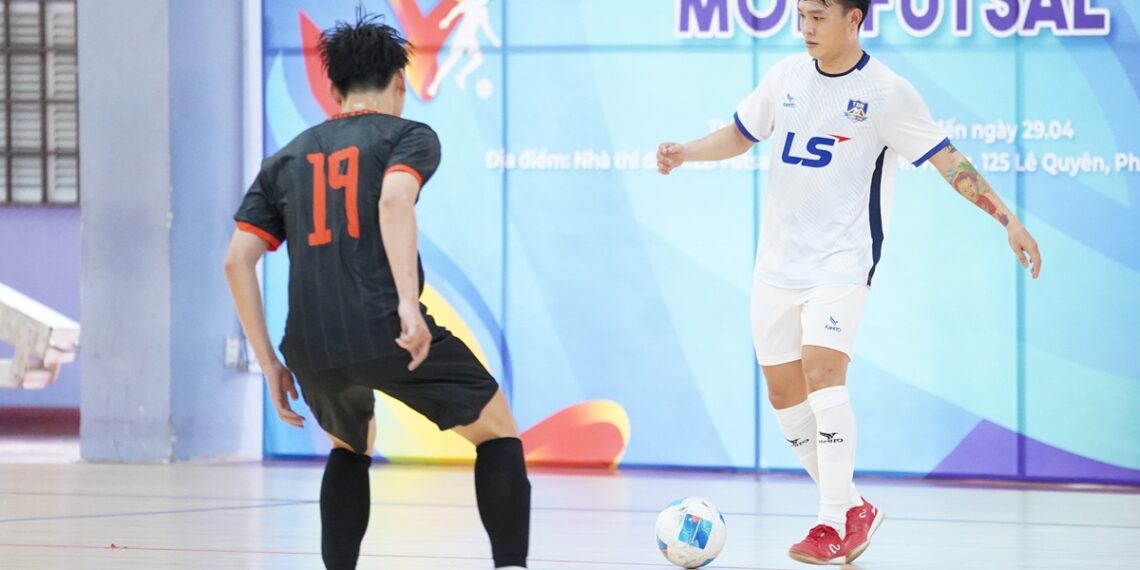 futsal thai son nam 2304205852.jpg