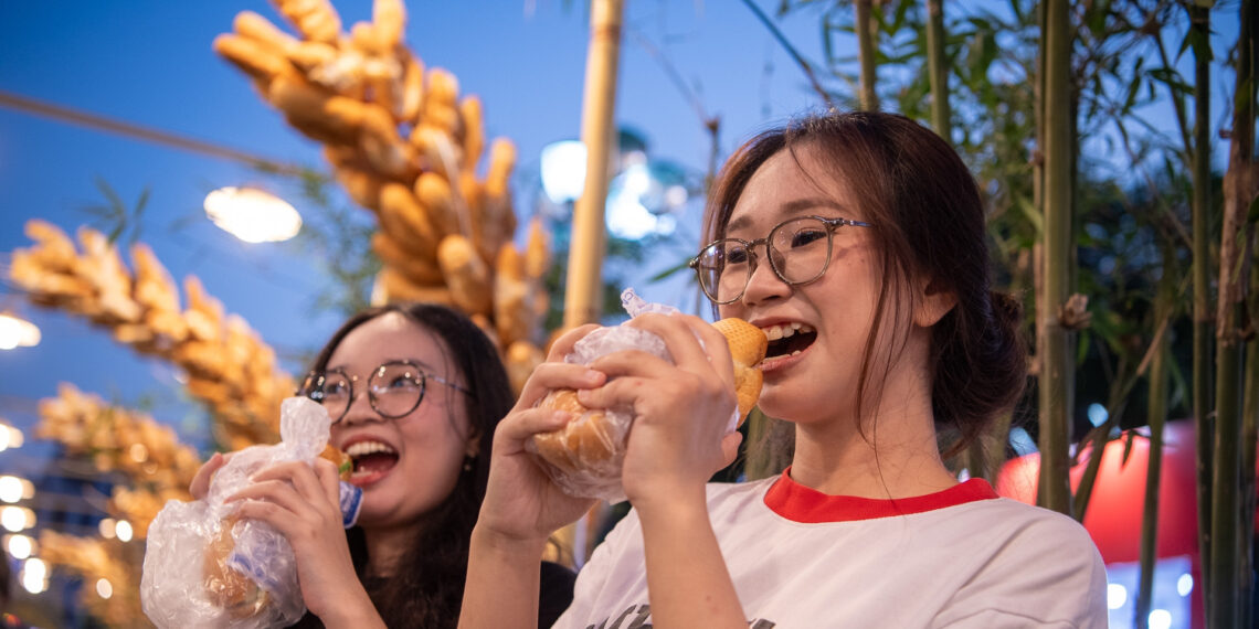 hang nghin nguoi do ve le hoi banh mi o tphcm xep hang dai cho thuong thuc 672.jpg