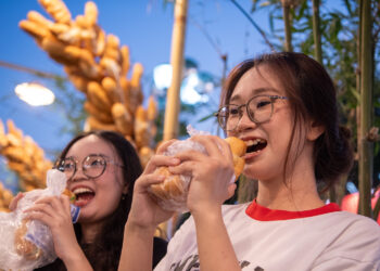 hang nghin nguoi do ve le hoi banh mi o tphcm xep hang dai cho thuong thuc 672.jpg