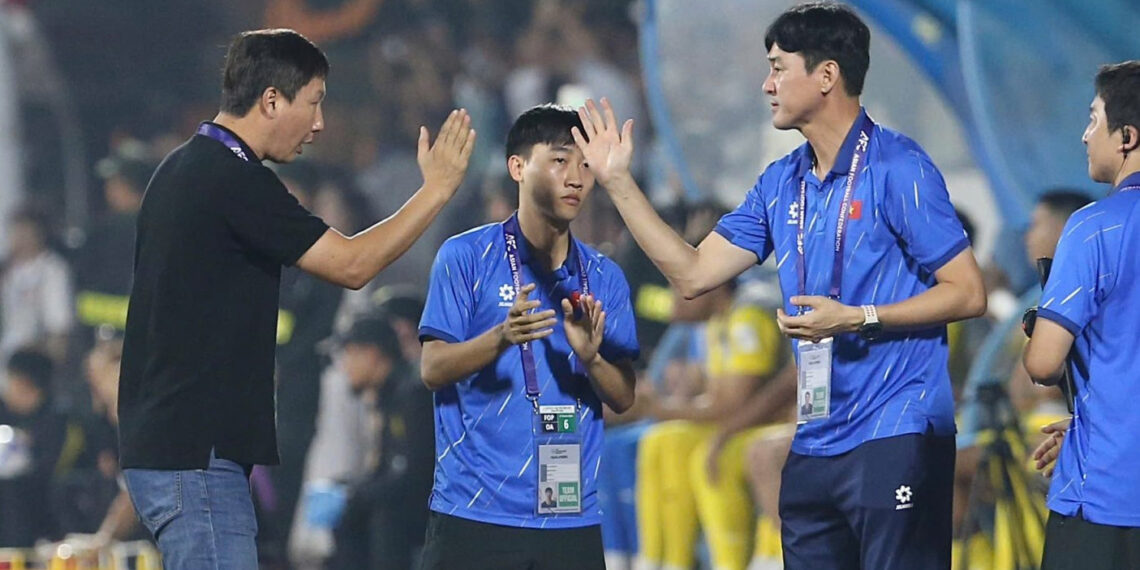 HLV Kim Sang Sik chia tay trợ lý số 1 người Hàn Quốc hlv kim sang sik chia tay tro ly so 1 nguoi han quoc 2335.jpg